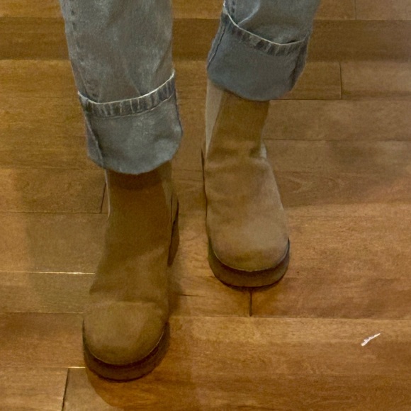 Like new tan Chelsea boots! Size 7.5. - Picture 3 of 8